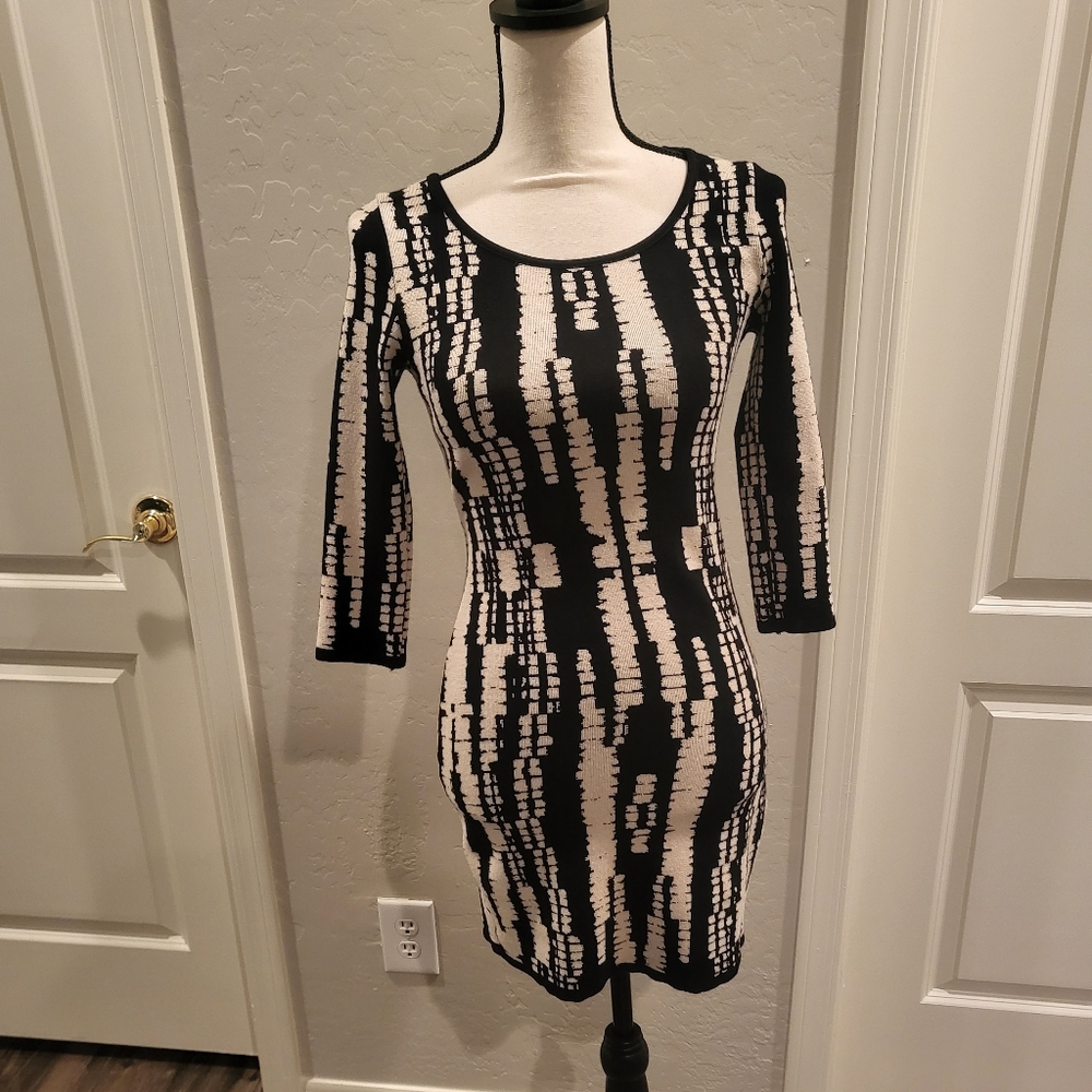Size M Black & Cream Sweater Dress